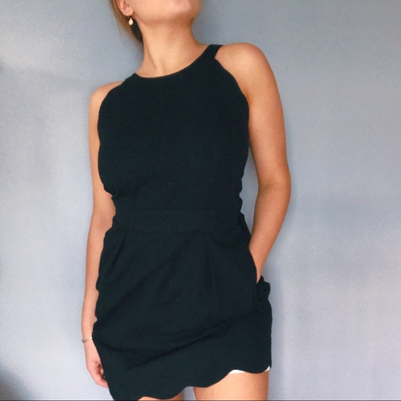 Lauren James Dresses & Skirts - Lauren James scalloped dress with pockets!